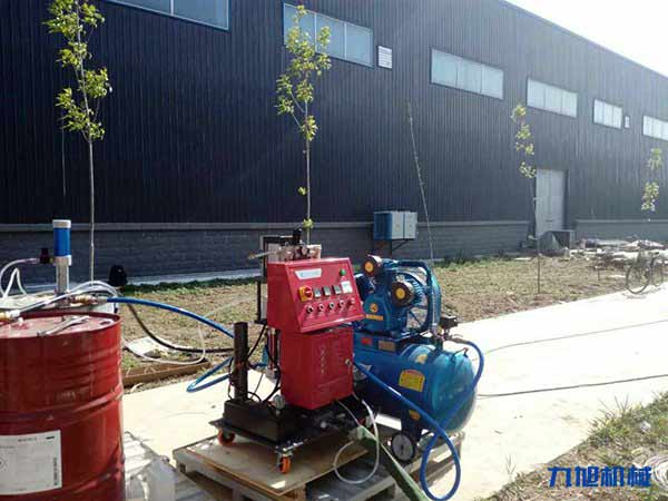 【圖片】常州保溫噴涂機(jī)哪種好 推薦4款施工聚氨酯噴涂機(jī)(圖2) 廠房表面聚氨酯保溫施工