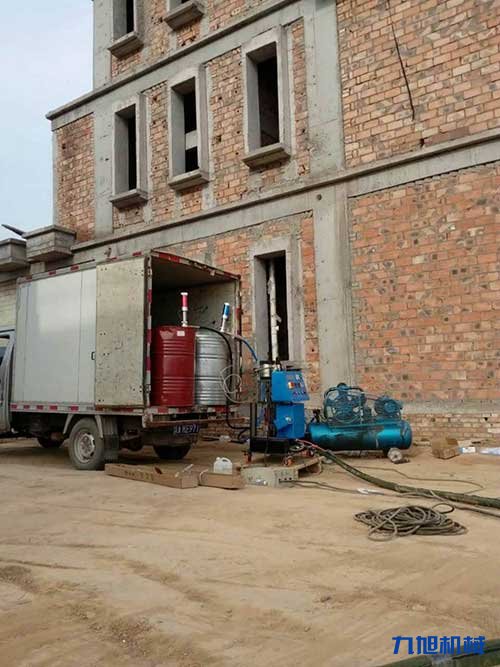 聚氨酯保溫料噴涂機(jī)(圖2) 聚氨酯噴涂機(jī)對(duì)新建筑屋頂保溫施工