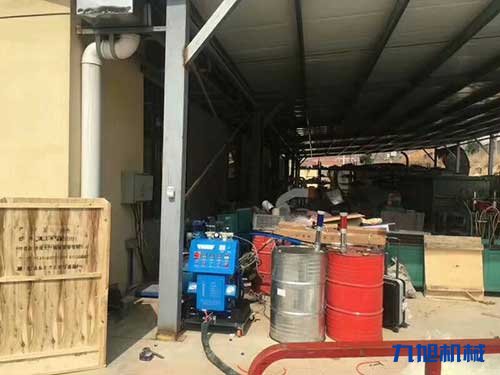 江蘇省聚氨酯發(fā)泡機(jī)斷橋鋁隔熱條填充發(fā)泡(圖2) 江蘇省聚氨酯發(fā)泡機(jī)隔熱填充